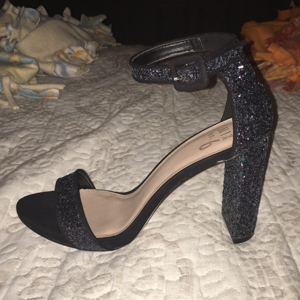 Glittery reflex heels